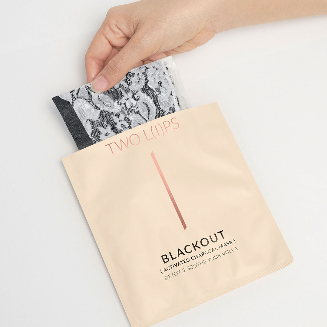 Two Lips Blackout mask